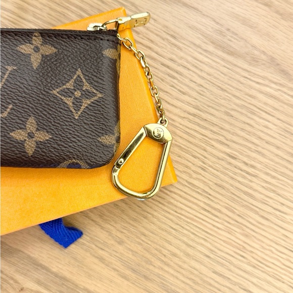 LOUIS VUITTON 2022 Monogram Cles Chain Key Pouch - Picture 4 of 13